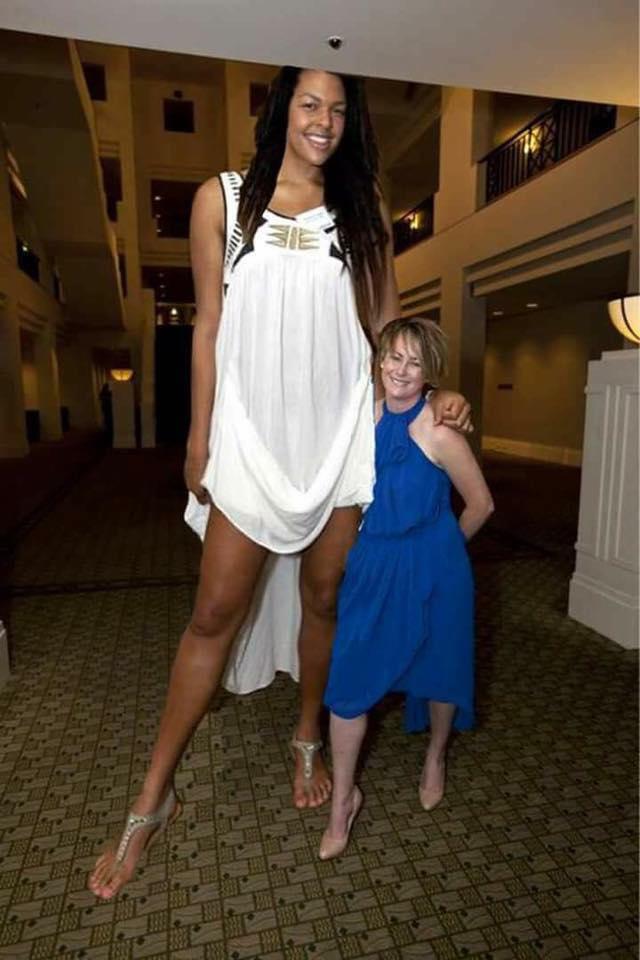 Fake News Not A Photo Of The Tallest Woman In The World Lead Stories 5533