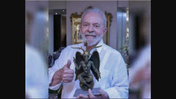 Fact Check: Image Does NOT Show Brazilian Presidential Hopeful 'Lula' Holding Statue Of A Pagan Idol