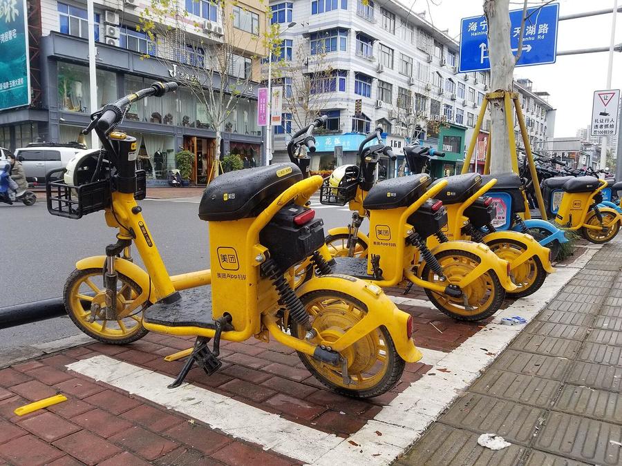 Park_on_the_roadside_Meituan_Shared_Motocycles.jpg