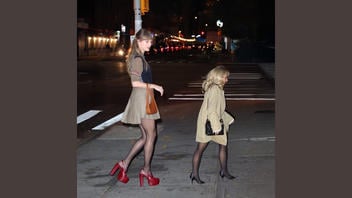 Fact Check: Photo Edited To Overemphasize Height Difference Between Taylor Swift And Sabrina Carpenter