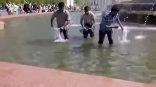 Fact Check: FAKE Clip Purports To Show 'Indian Visitors' Washing Clothes In Moscow Fountain