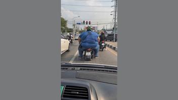 Fact Check: FAKE Video Shows Scooter Snapping In Half At A Green Light -- AI-Generated
