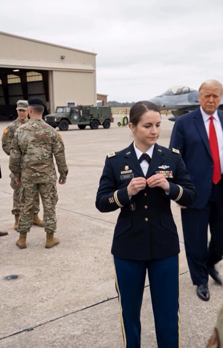 elena carter not shaking trumps hand.png