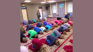Fact Check: FAKE AI Video Shows Dutch School Children Praying In Mosque -- Based On 2014 Field Trip Photo
