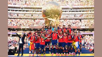 Fact Check: Trump NOT Edited Out of Spanish Team Photo From World Cup Trophy Presentation