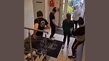 Fact Check: Video Shows FAKE Incident Of Girl Beating Up Men Who Harass Her, Try To Steal Her Bag In Hallway