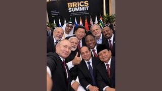 Fact Check: FAKE AI-Generated Image Shows Putin BRICS Selfie -- Posted By Russian Embassy In South Africa