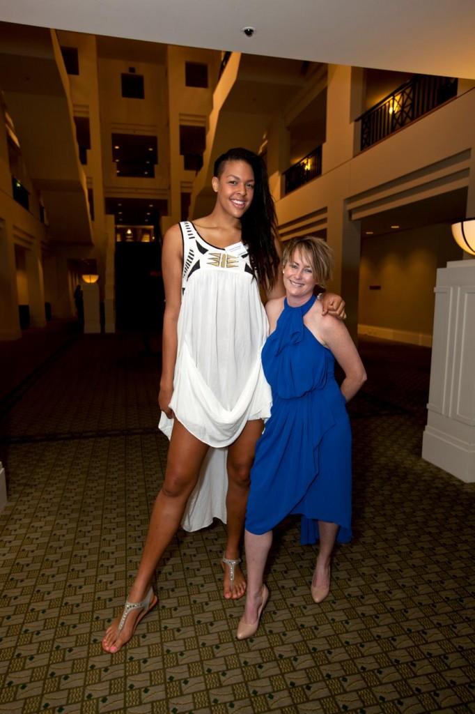 Liz cambage 's body appearance height, weight in 2021. 